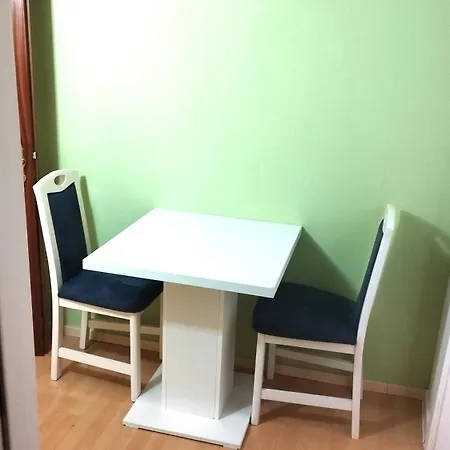 In Fuer Max 9 Personen Im Ug Lägenhet *