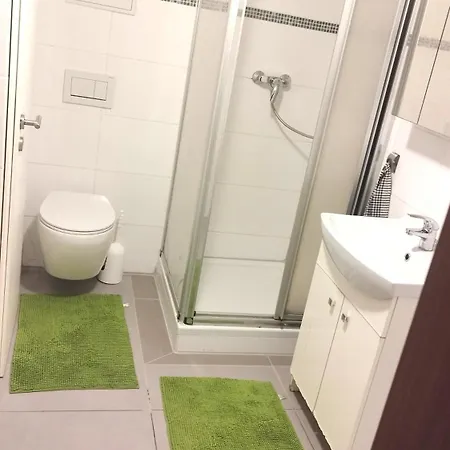 In Fuer Max 9 Personen Im Ug